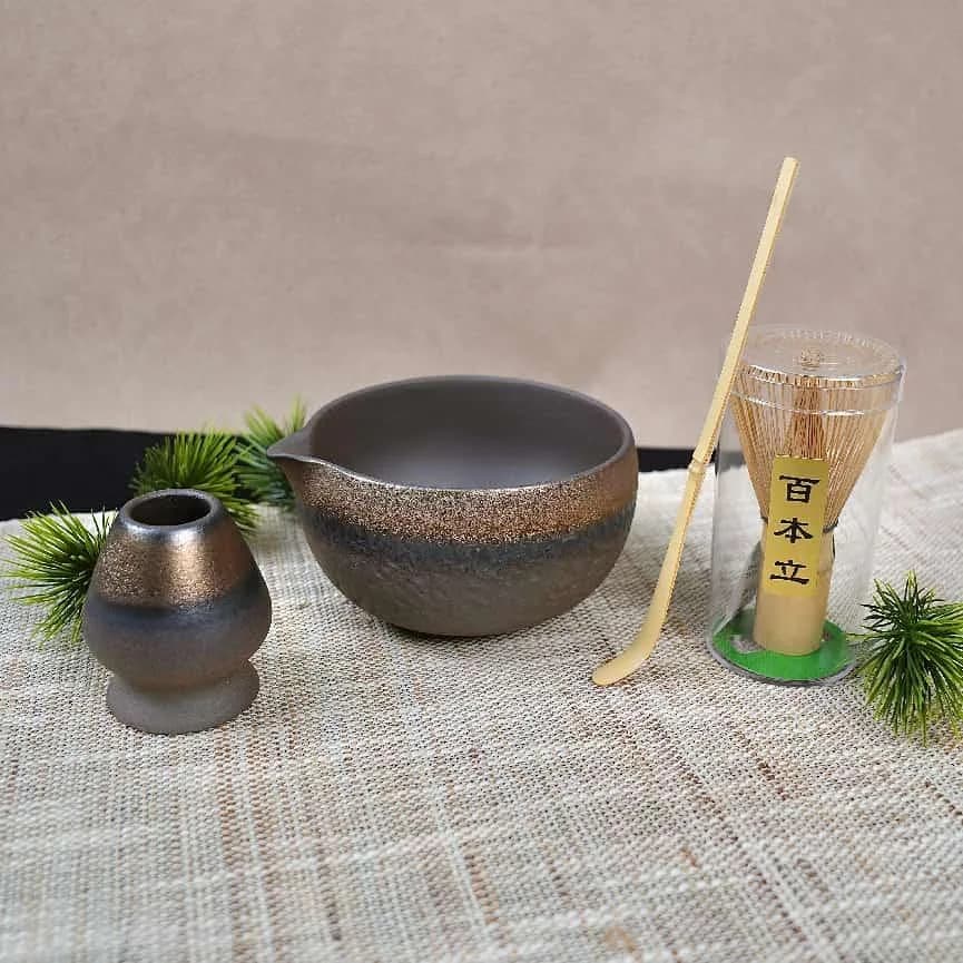 Rustik matcha seti — bronz ve taş tonlu sırlar