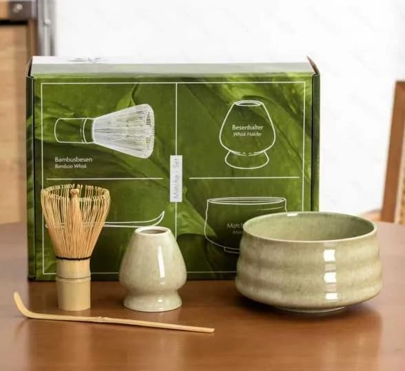 Almanca–İngilizce hediye kutusunda matcha seti
