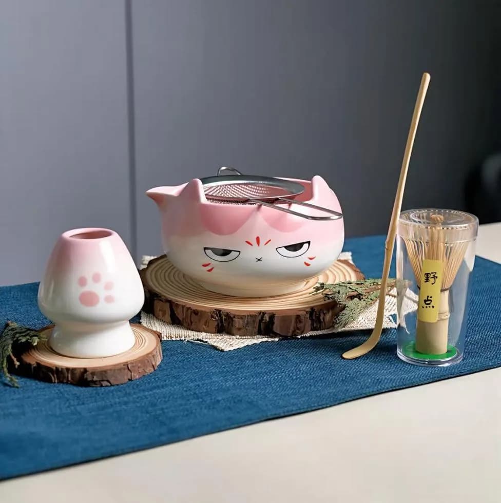 Matcha seti — kedi yüzlü kase ve elek